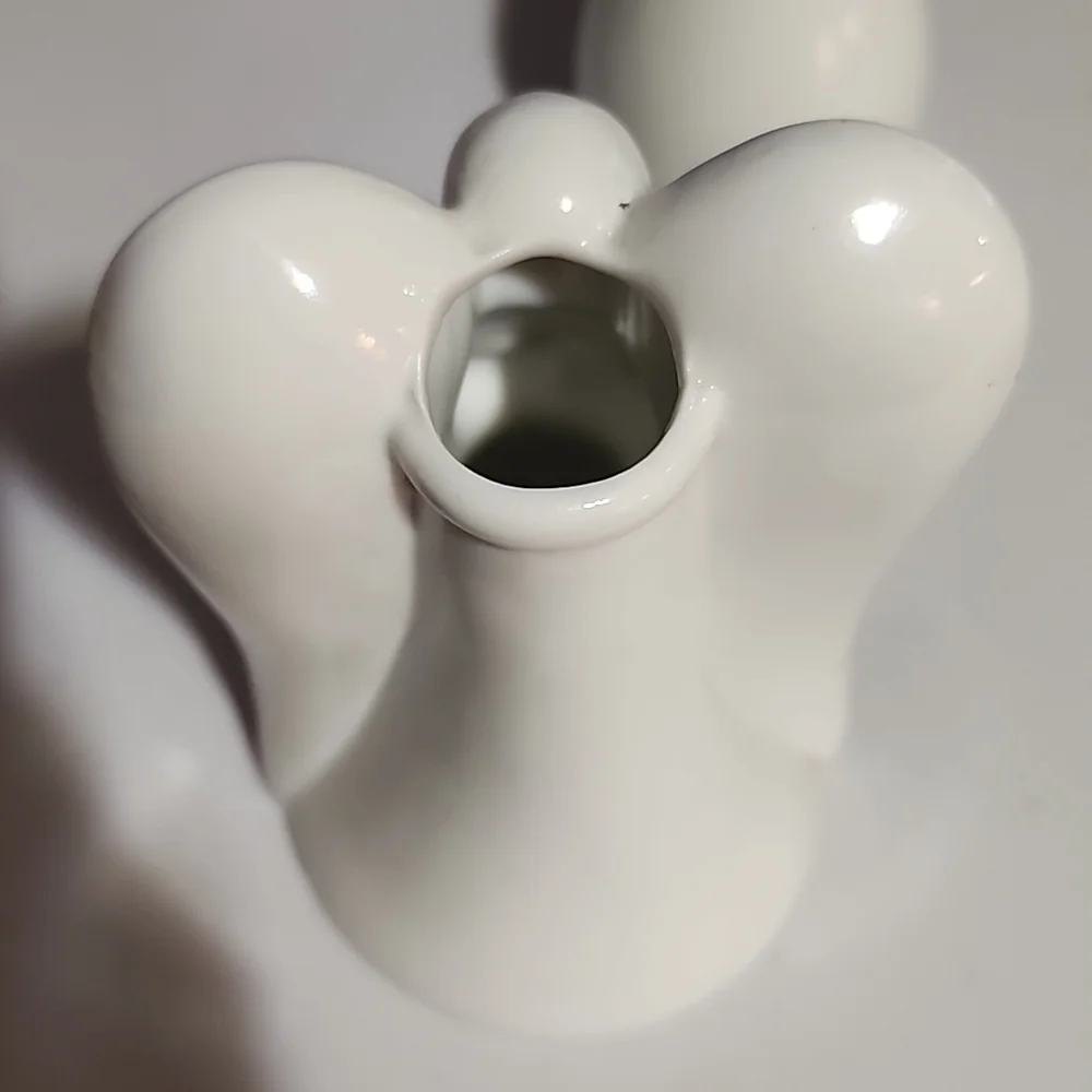 ASSORTMENT OF WHITE CERAMICS. - Picture 10 of 13